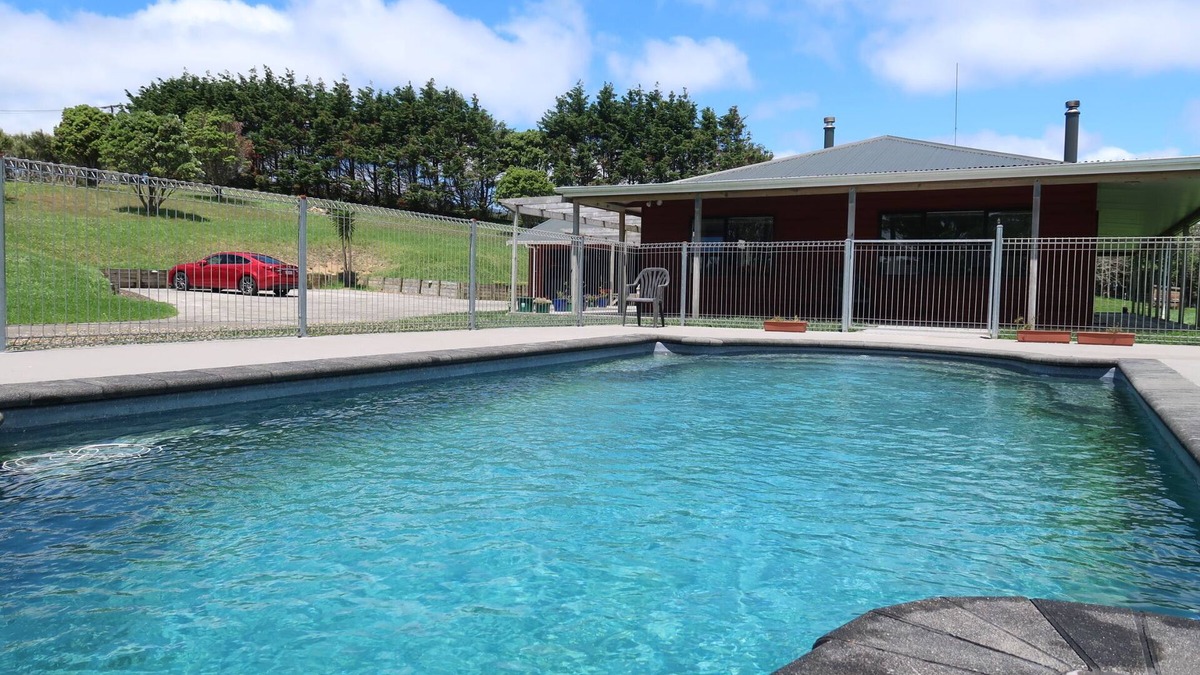 Helensville House | Stunning house for a relaxing holiday with swimming pool in Helensville