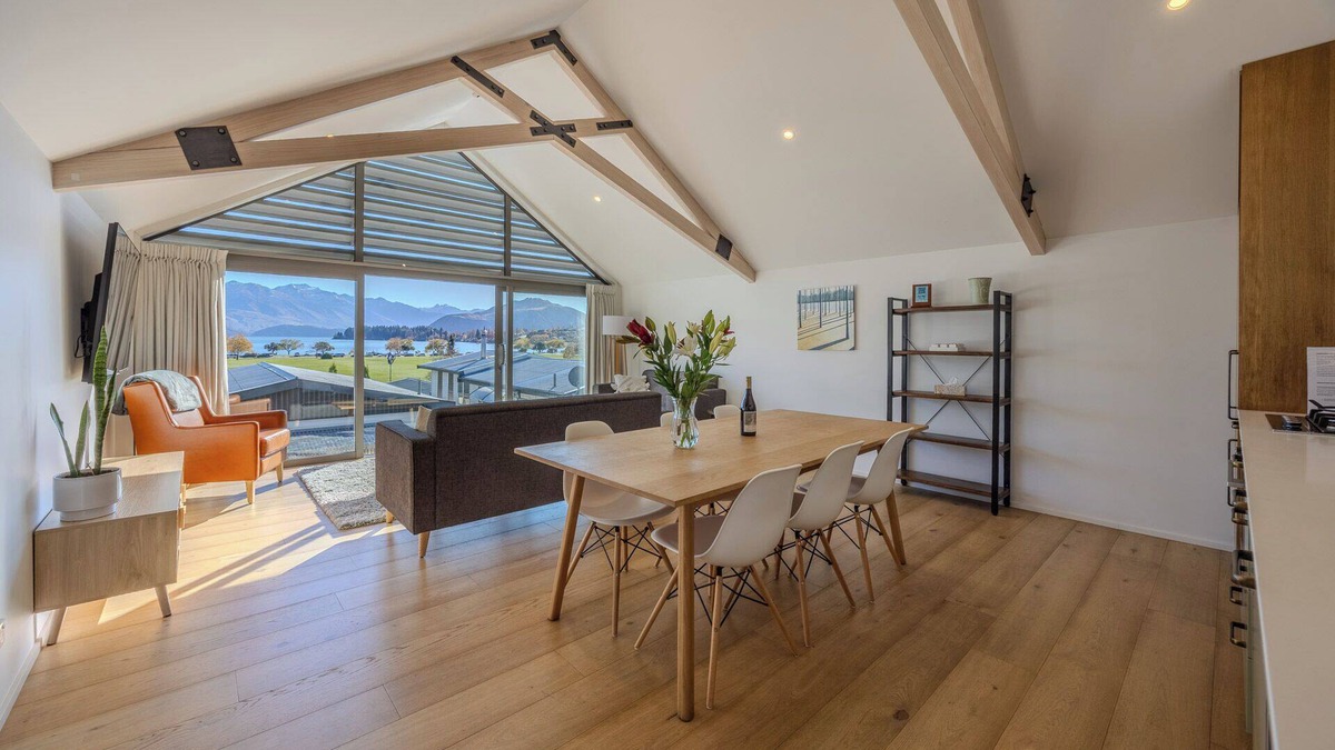 Wanaka Apartment | Stunning Lake View Apartment #2- Sleeps 6, 2 minutes walk to Lake & Town