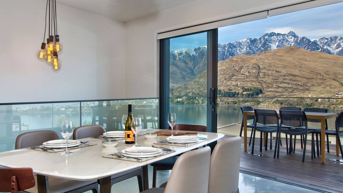 Queenstown House | Stunning lake Views from Queenstown townhouse