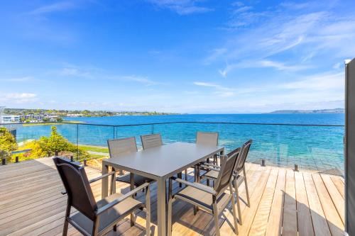 Taupo House | Stunning Lake Views Spa Pool
