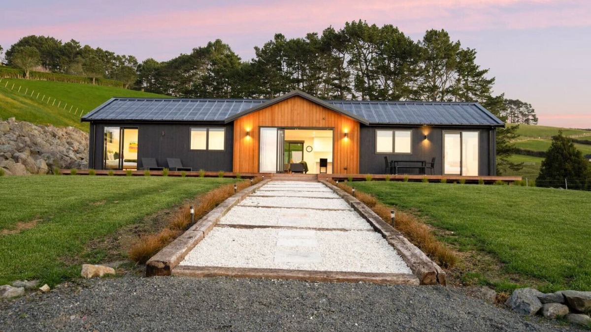 Bombay House | Stunning Modern Hillside Haven near Pukekohe