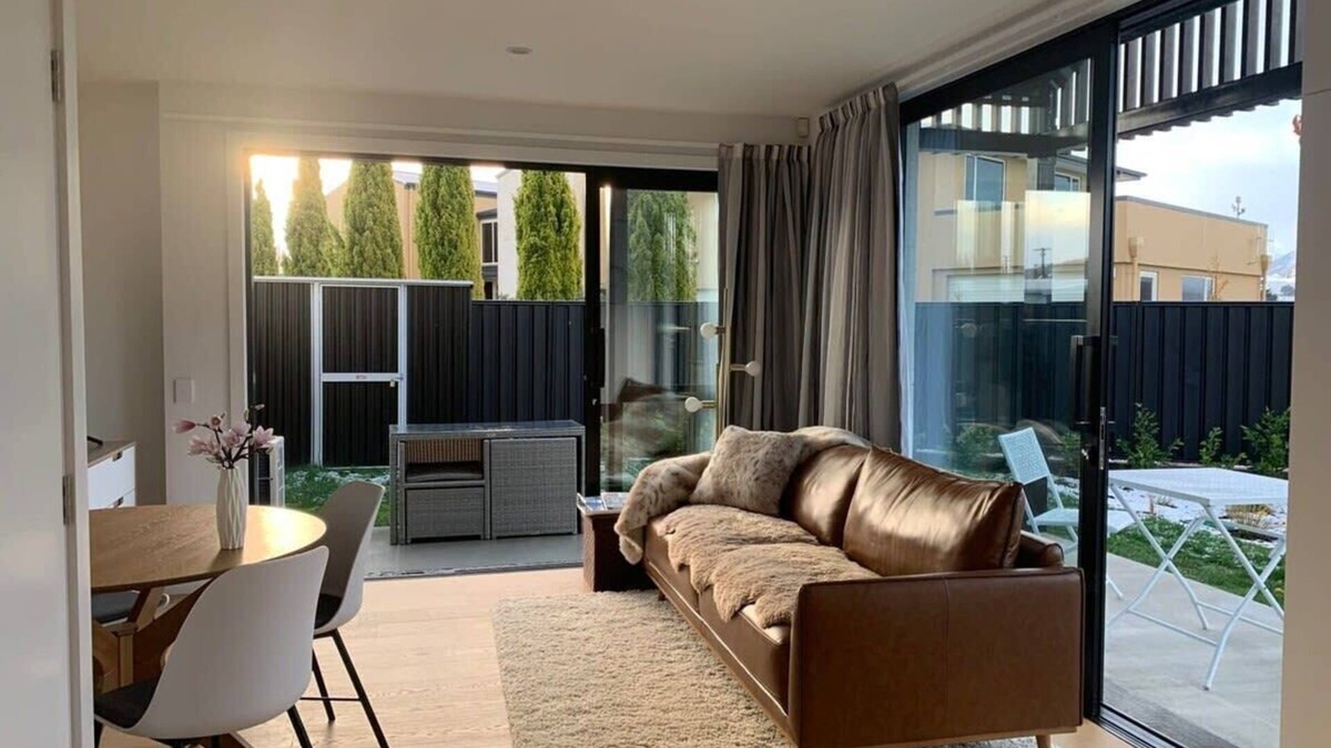 Albert Town House | Stunning Mountain & River View Townhouse
