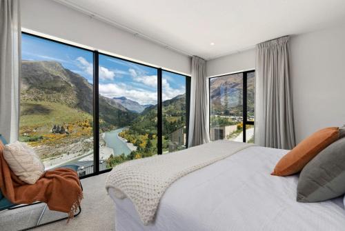 Arthur's Point House | Stunning Mountain Views in Queenstown-Hot tub