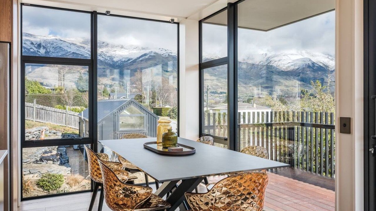 Wanaka House | Stunning Mountain Views, Easy Walking, 3 Bathrooms