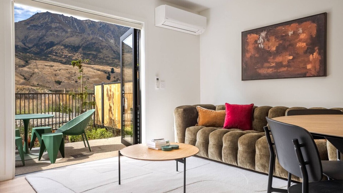 Frankton House | Stunning New Home With Mountain Views & Parking