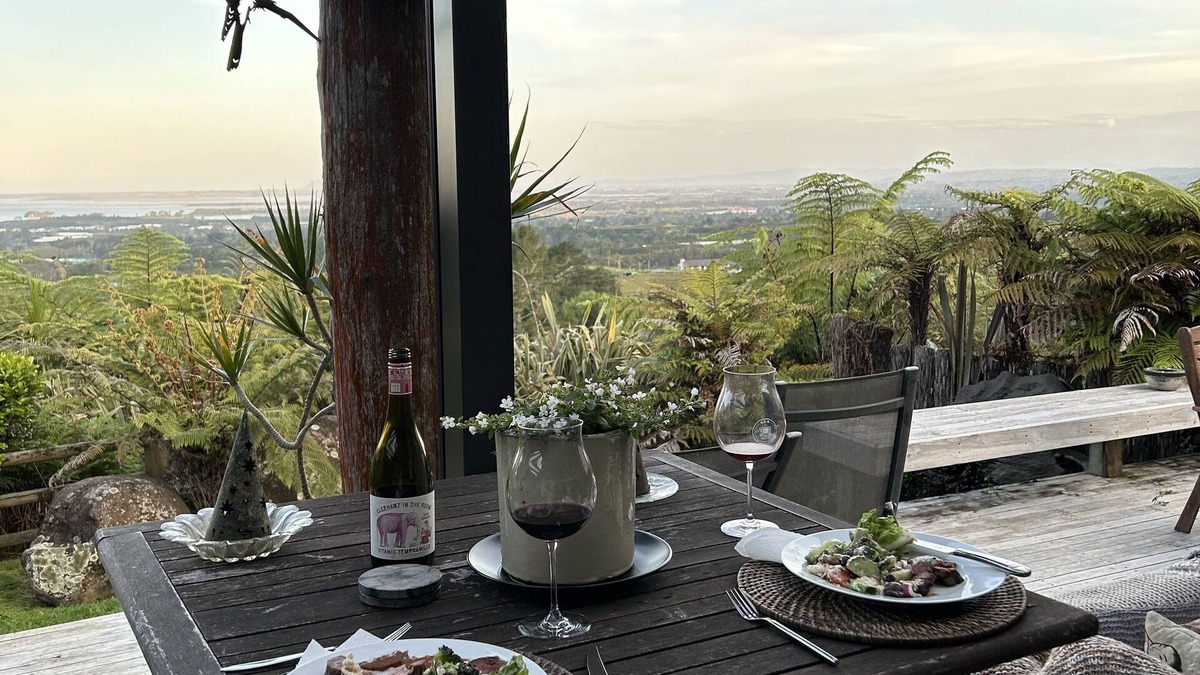 Katikati House | Stunning Ocean Views from Waihi Beach -Mt Maunganui, Private Rustic country home