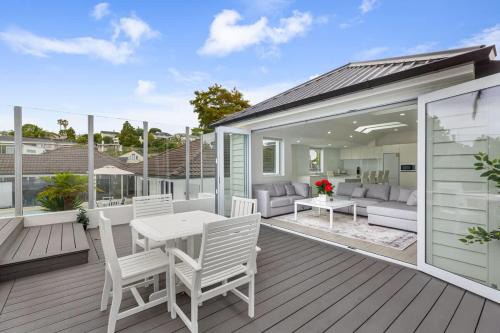 Greenlane - Ellerslie House | Stunning Remuera 3BR with Patio & Parking Zodiak Stays
