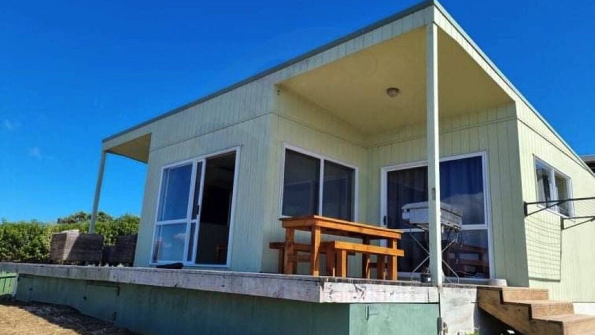 Karkari Peninsula House | Stunning views of the bay - 2 min to the beach!