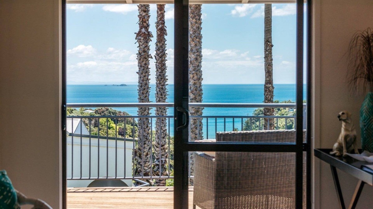 Waiheke Island Villa | STUNNING VIEWS FROM THIS 2 BEDROOM COTTAGE IN PALM BEACH