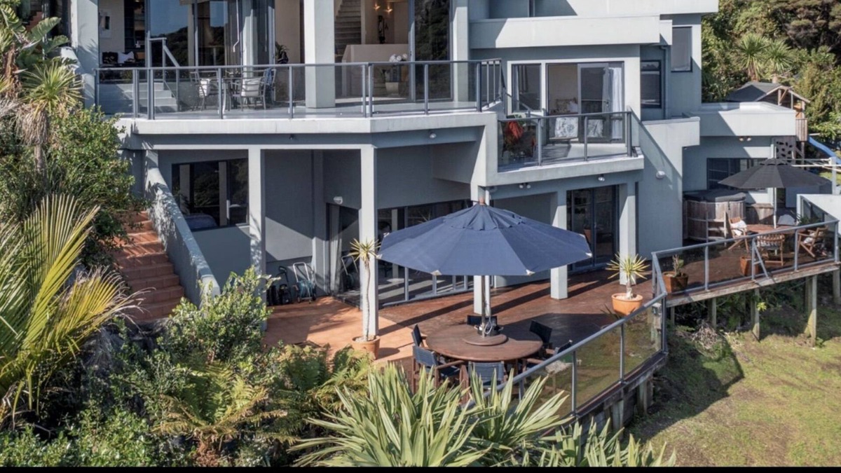 Piha House | Stunning views of Piha beach