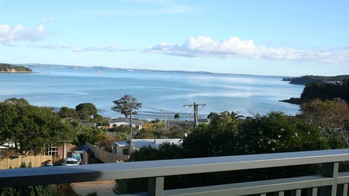 Surfdale House | Stunning views over bay and beyond