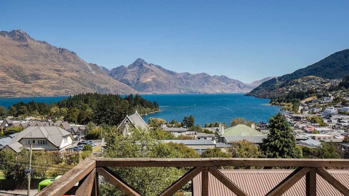 Queenstown City Centre Apartment | Stunning Views with a Fantastic Location!