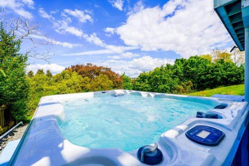 Bucklands Beach House | Stunning Waterfront Villa in Bucklands Beach