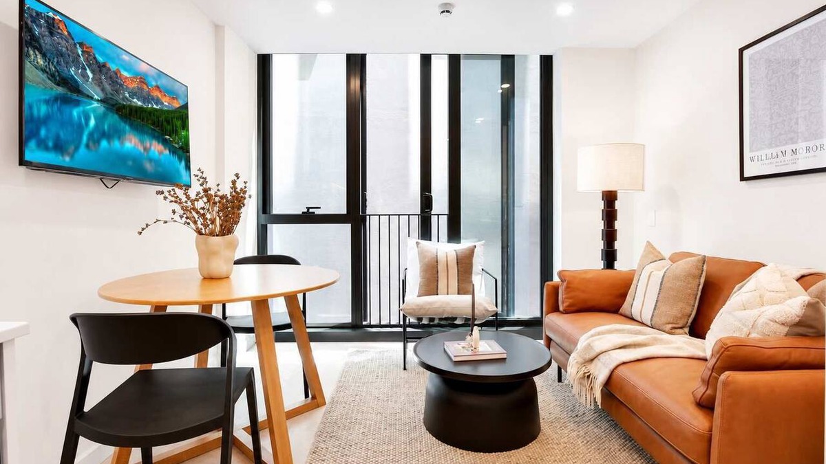 Te Aro Apartment | Stylish 1BR | Pool + Gym | Courtenay