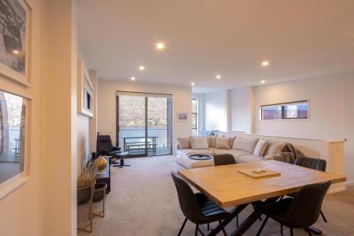 Frankton House | Stylish 2-BR Home, Scenic Balcony, Key Amenities