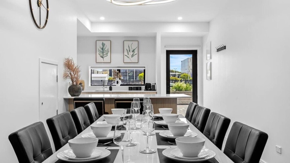 Christchurch City Centre Villa | Stylish 4BR Townhouse · 4 Baths · Free Parking