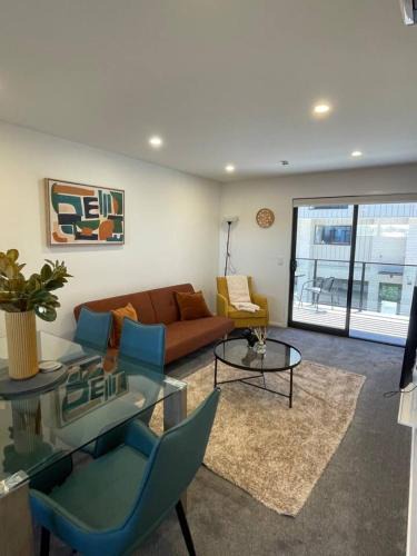 Mount Albert House | Stylish and Sleek Auckland Stay