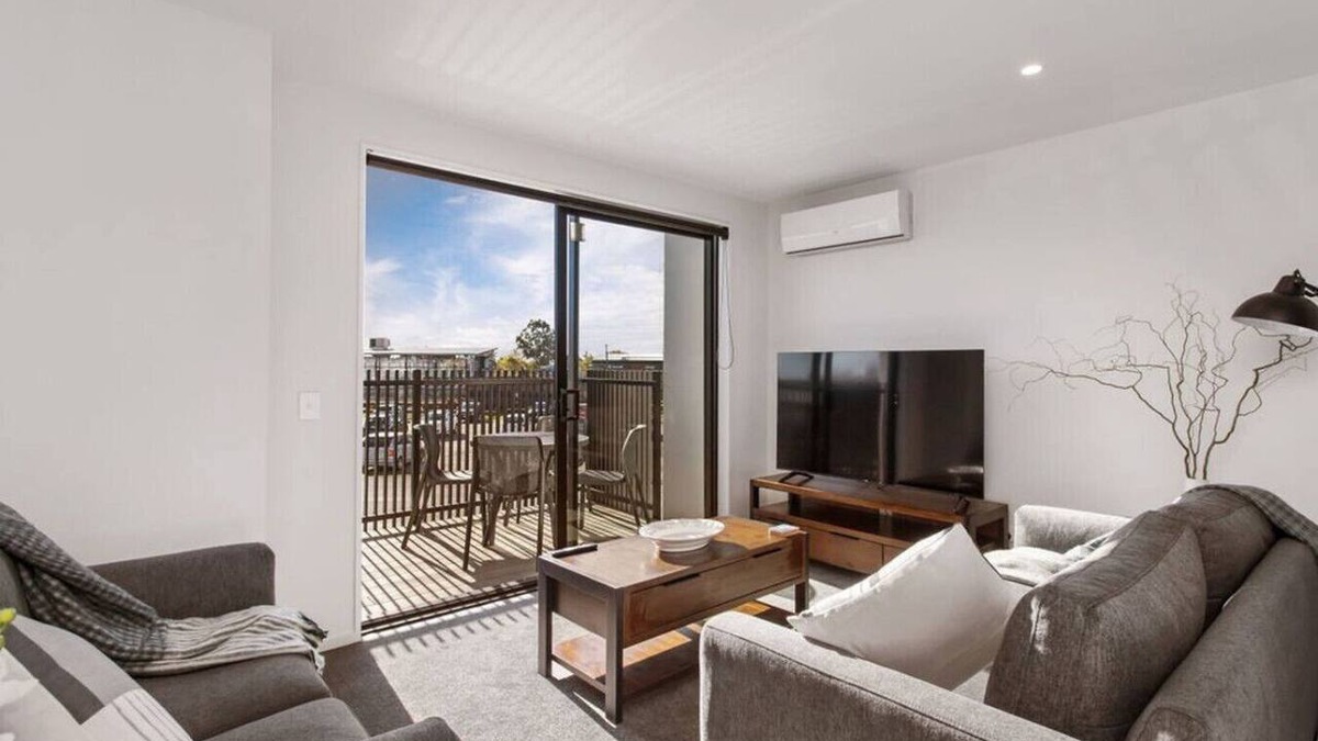 Addington Apartment | Stylish Brand New Sunny 3Bdrm 3Bth garage sleeps 6