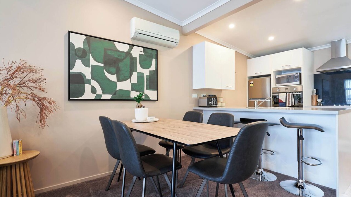 Dunedin City Centre Apartment | Stylish City Pad – Luxe, Comfy, Central
