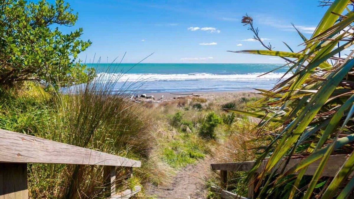 Fitzroy House | Stylish Coastal Getaway near Fitzroy Beach