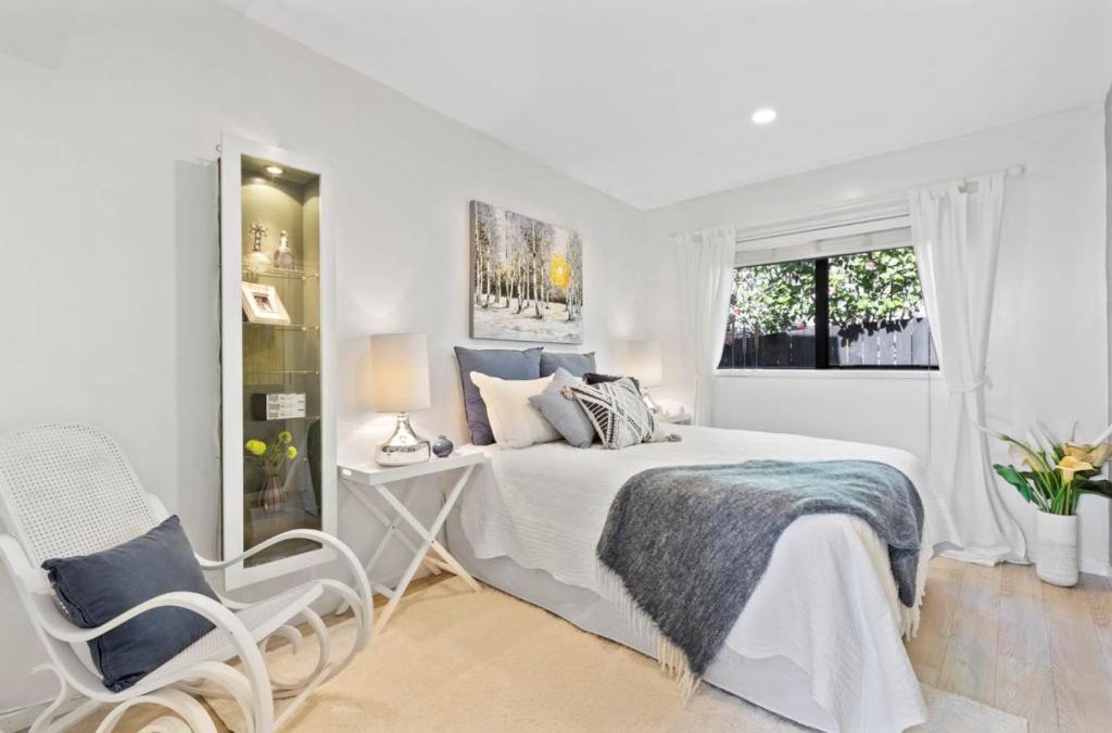 Torbay House | Stylish Coastal Home, Panoramic Views & Balcony
