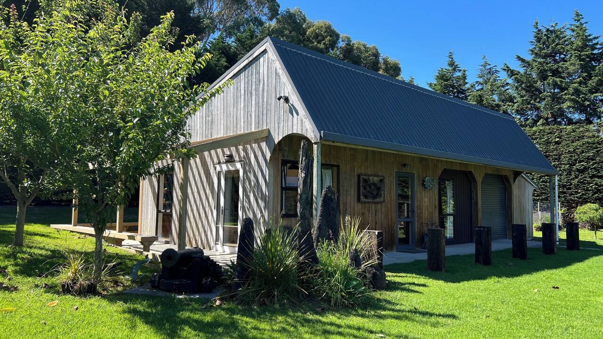 Otaki House | Stylish Retreat - Great for longer stays! Peaceful and private.