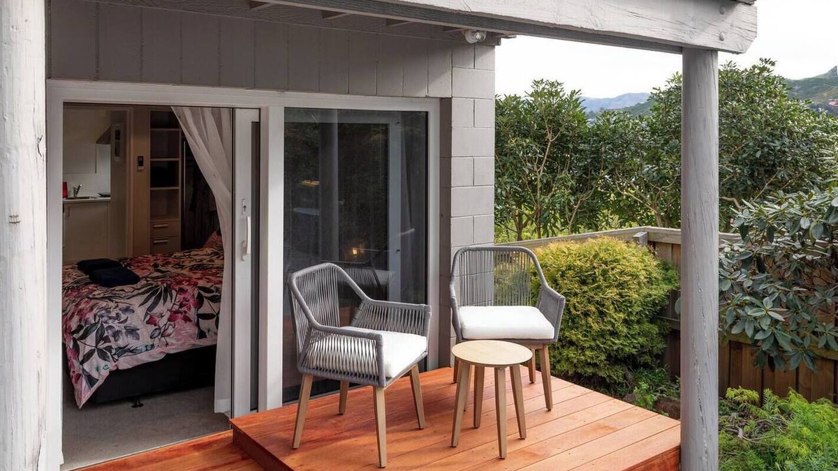 Lyttelton House | Stylish Studio - Free Parking walk to Town and Harbour
