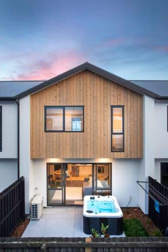 Spreydon Apartment | Stylish Townhouse with Hot Tub