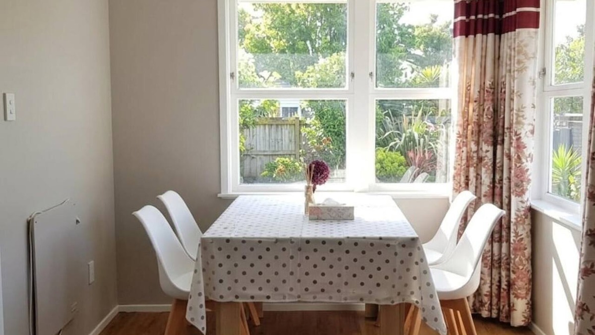 Trentham House | Stylish Trentham Retreat