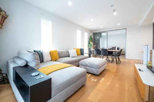 Newton Apartment | Stylish Urban Retreat in the Heart of Grafton