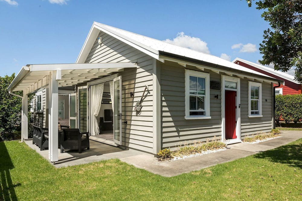 Waihi Beach Cottage | Stylish Waihi Beach Holiday Home with Private Outdoor Space and BBQ, Located Near the Ocean, Waihi Beach, New Zealand