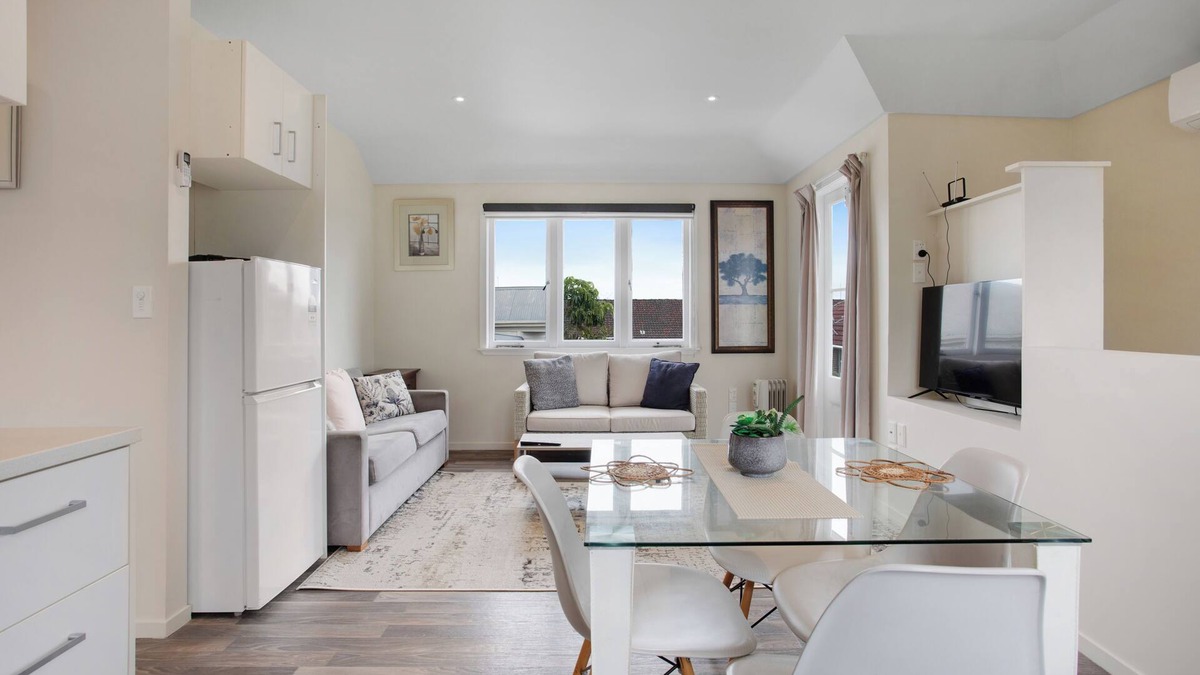 Mount Albert Apartment | Summerside Loft with Air-con