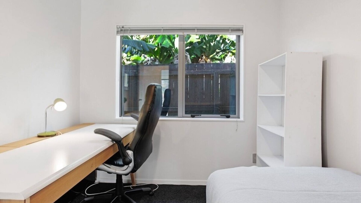 Auckland House | Sun Drenched Comfort close to City Center - 4BR 2BA