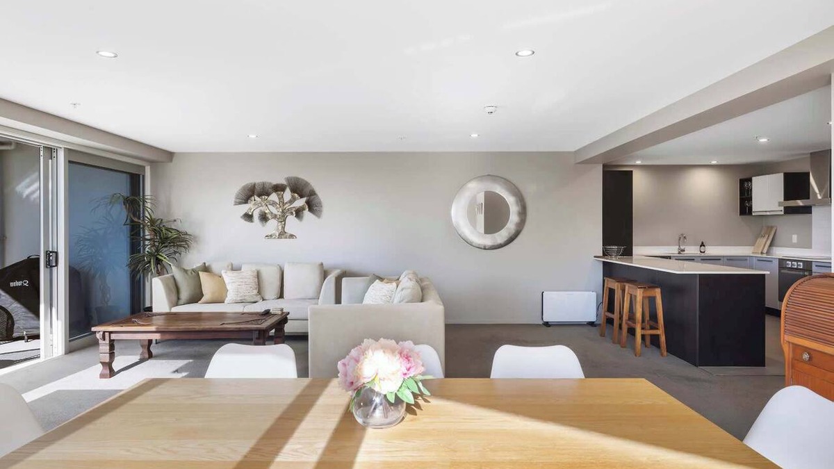 Mount Maunganui Apartment | Sun filled & Spacious with Ocean Views & beach