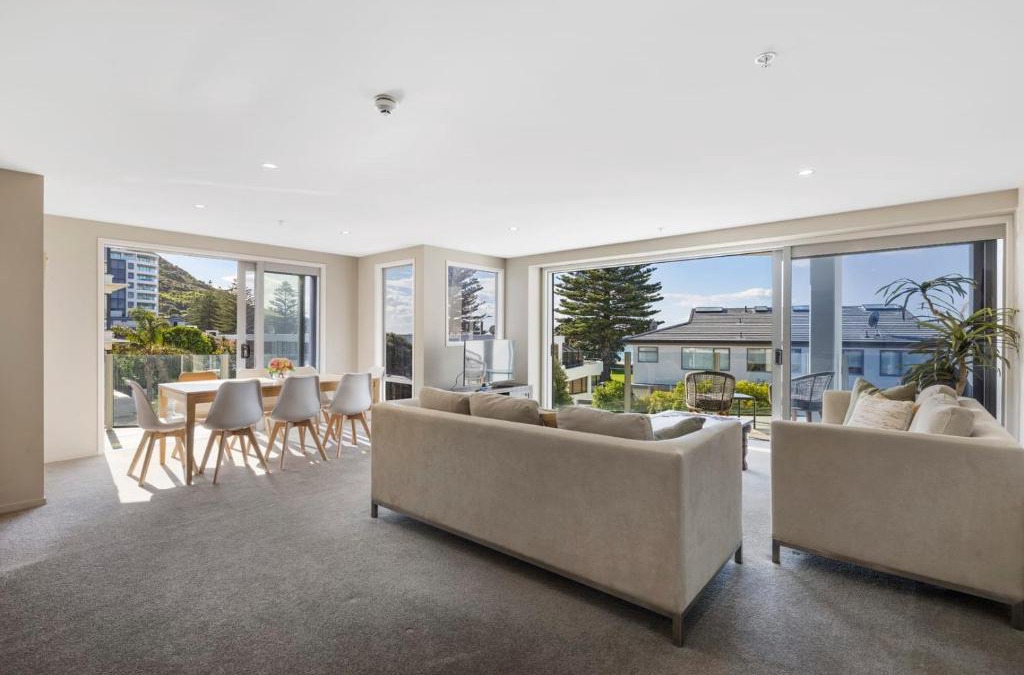 Mount Maunganui Apartment | Sun filled & Spacious with Ocean Views & beach