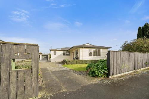 Martinborough House | Sundown on Cologne - Martinborough Holiday Home