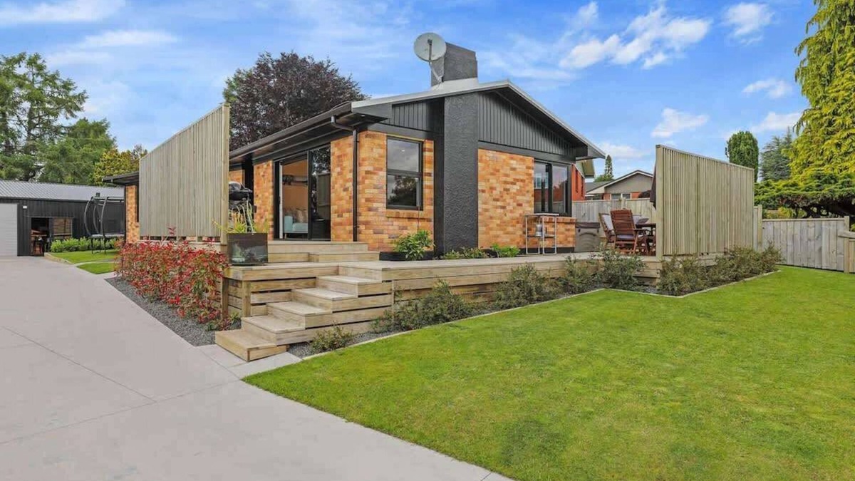 Springfield House | Sundrenched 70's - Spa Pool + Sleep-out, Sleeps 11