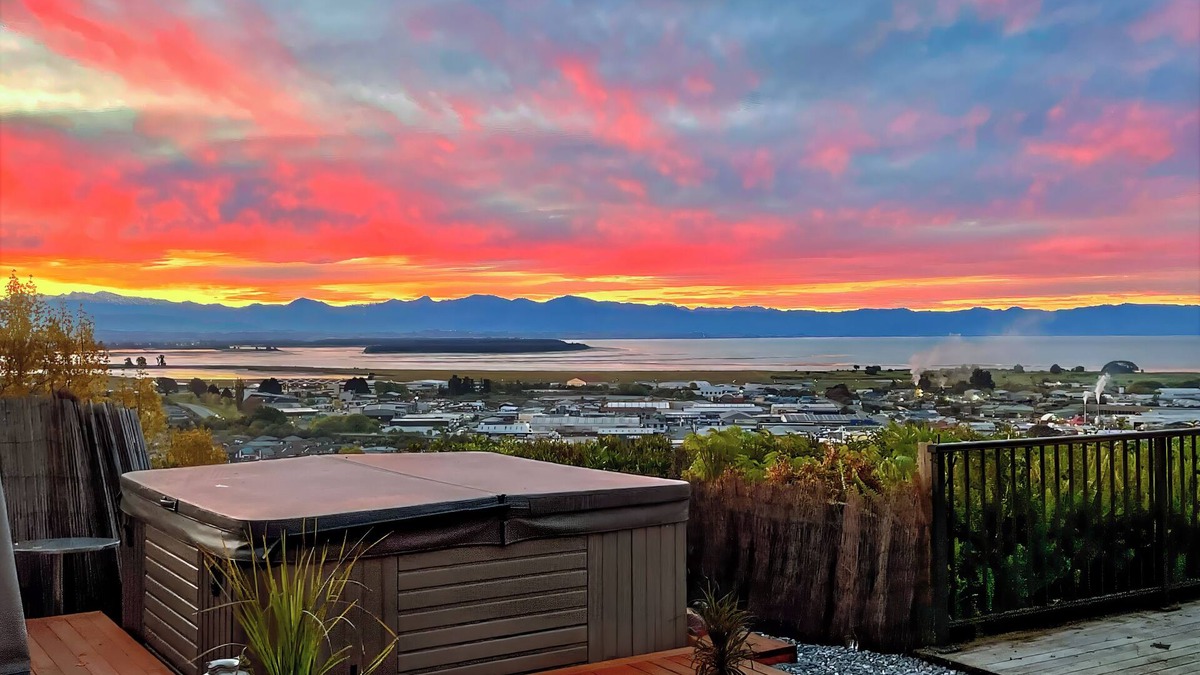 Nelson House | Sunkissed Heights - Nelson Holiday Home