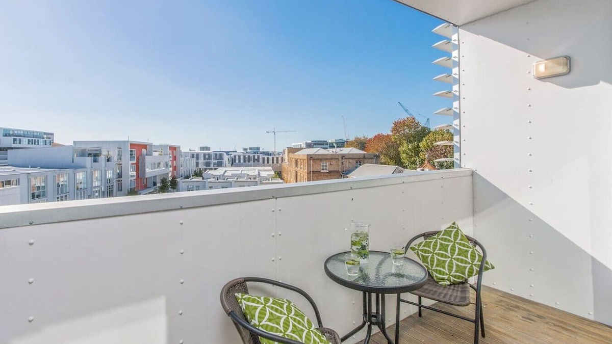 Auckland Central Business District Apartment | Sunlit City Fringe Apartment wth Heat Pump+Carpark