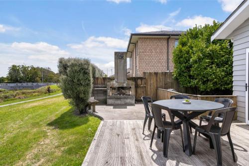Papamoa Beach House | Sunlit Shores - Papamoa Holiday Home
