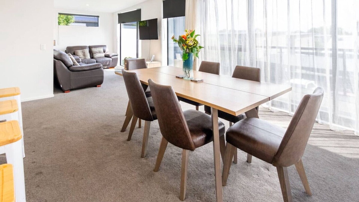 Christchurch City Centre House | Sunny 3BR Haven: Modern Comfort for 7 with Carpark