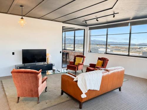 Petone Apartment | Sunny 3BR Petone Apt - Close to Shops Transit
