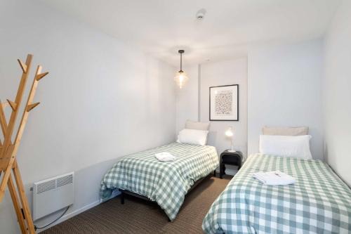 Petone Apartment | Sunny 3BR Petone Apt - Close to Shops Transit