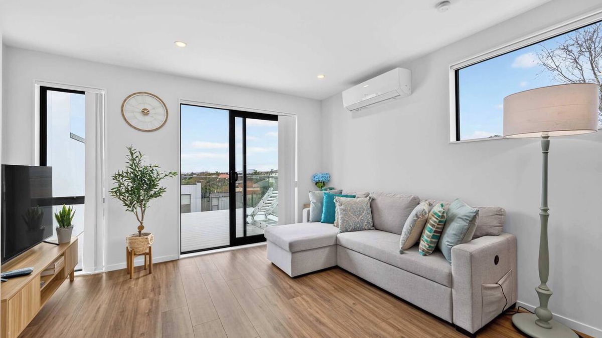 Browns Bay House | Sunny 3BR Retreat Browns Bay Beach Zodiak Stays