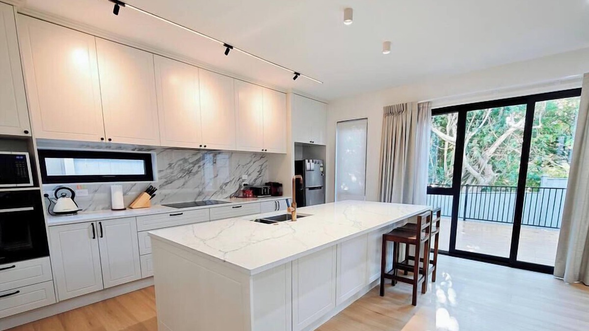 Bucklands Beach House | Sunny Bucklands Beach Retreat · Spacious 5BR Home