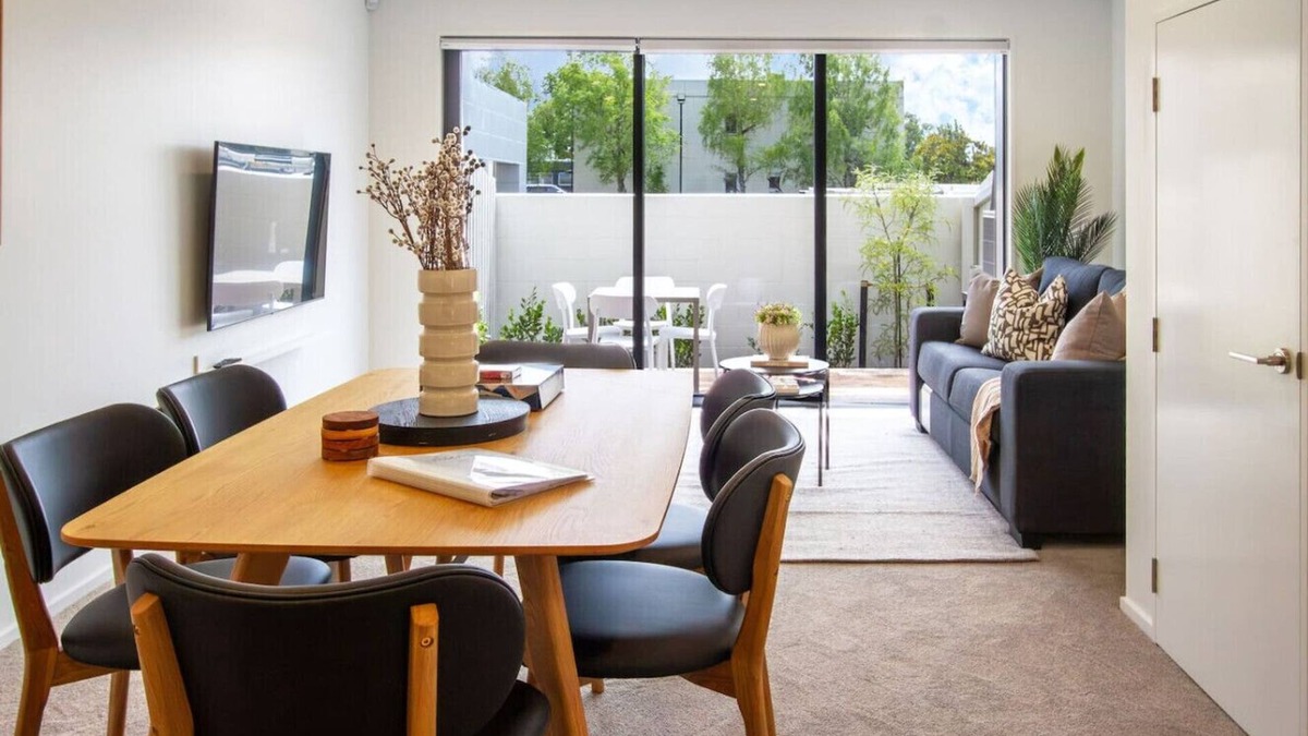 Christchurch City Centre House | Sunny Colombo St stay. Secure Parking, King beds