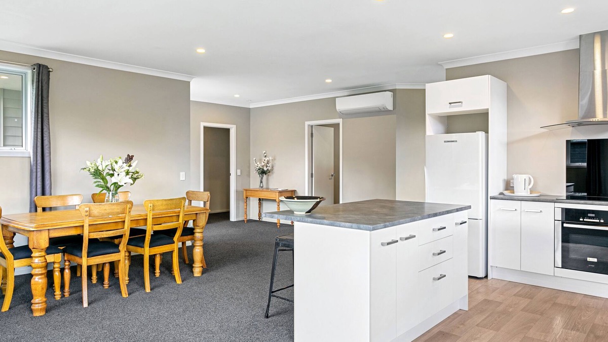Kinloch House | Sunny, Modern Home only a short walk to the lake