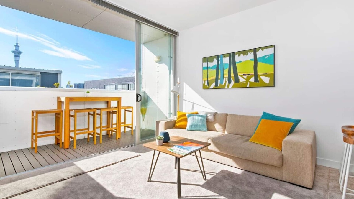 Auckland Central Business District Apartment | Sunny Peaceful Urban Place with Air Con & Carpark