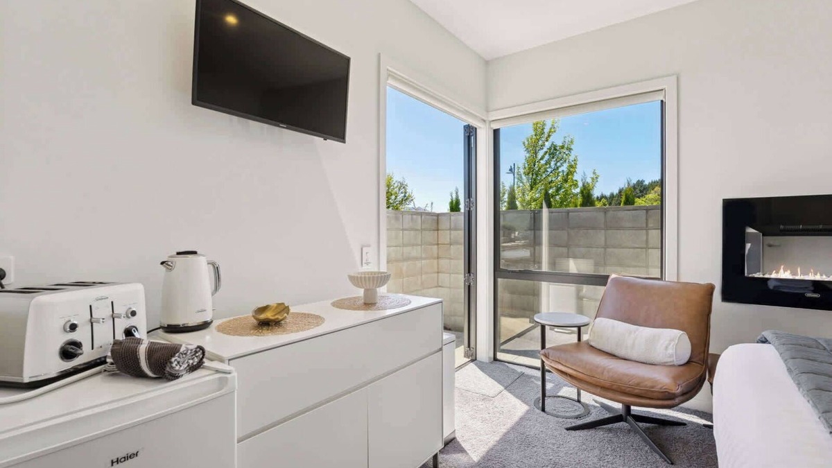 Wanaka House | Sunny Private Room with Stunning Lake Views