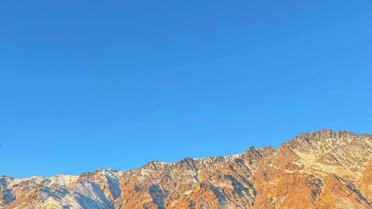 Kawarau Falls House | Sunny Remarkables Retreat | Ski, Sip & Stay